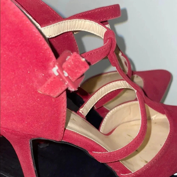 Red High Heeled Pumps with T-Strap Design and Pointed Toe (8) - Picture 6 of 11